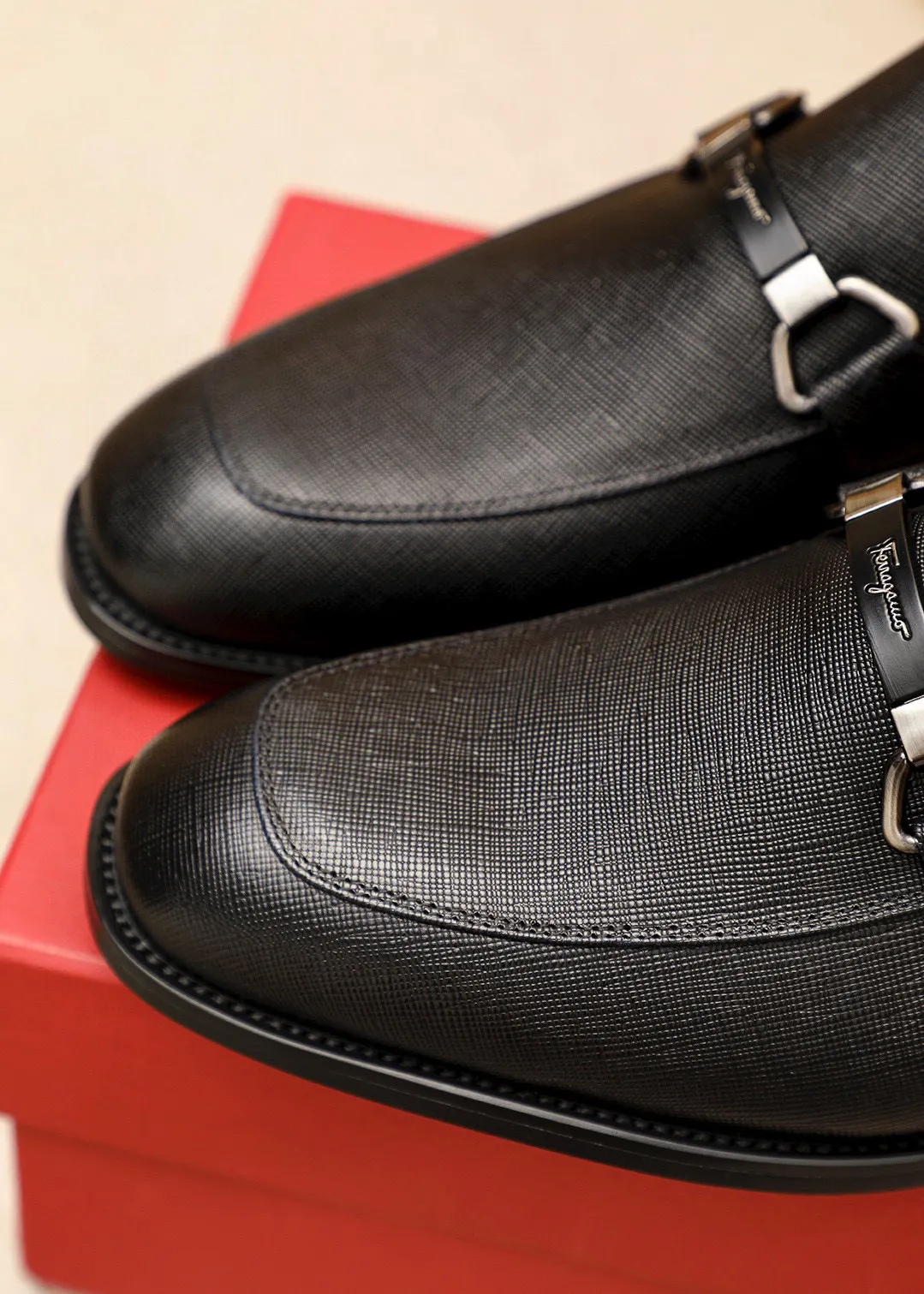 Men's shoes💰460💰 Product trademark: Ferragamo "Ferragamo" casual leather shoes Regular size: 38-44 (45🉑️customized) Product materials: Selected imported first-layer cross-grain cowhide leather upper + luxury hardware buckle, imported water-dyed cowhide leather lining. Strong three-dimensional visual effect, original outsole color: 1⃣️color optional